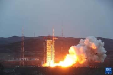 中国は30日、太原衛星発射センターでキャリアロケット「長征2号D」を用い、4衛星同時打上げの方式で、銀河航天公司が開発を担当した干渉合成開口レーダー衛星「宏図1号01組」4基を打ち上げた。