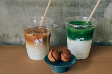 写真左から「カフェラテ」、「抹茶ラテ」（各650円）