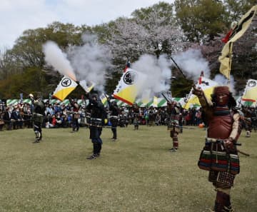 川越藩火縄銃鉄砲隊保存会「獅子の会」による火縄銃演武=逆井城跡公園