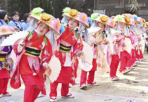 奉納された南須釜の念仏踊り＝3日午前、玉川村・東福寺