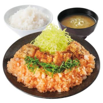 「梅おろしからあげ定食」（税込 869円）