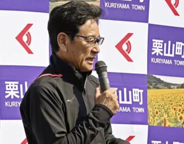 地元・栗山町で集まった子どもたちに「夢はかなう」と話した栗山監督（Ｃ）共同通信社