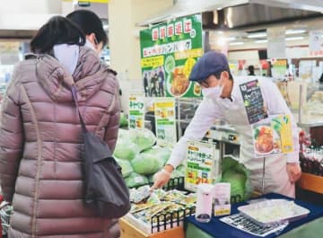 「きてか～な」での試食販売（滋賀県近江八幡市で＝ＪＡグリーン近江提供）