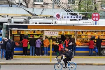 北京市地下鉄・柳芳駅の公共バス停留所の前に横付けされたように設置されたバスの八百屋「公交便民驛棧」に行くと、人だかりができ、市民が手頃な価格の野菜や果物を購入していた。