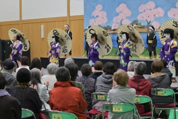 6年ぶり開催の「郷土の芸能」で披露された子ども歌舞伎=日立市白銀町