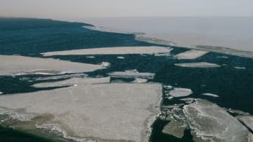 青海省気象科学研究所はこのほど、中国最大の内陸湖・青海湖の南西部の鉄布卡湾と海西島付近にはまだ少量の流氷があるものの、大規模な解氷が始まったことを明らかにした。