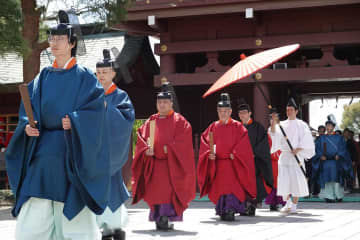 楼門をくぐり、参進する祭主の塙敬比古権宮司(左から3人目)ら=笠間市の笠間稲荷神社