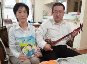 平和の大切さを訴える朗読劇を企画している鳥羽千津子さんと広樹さん親子=鹿嶋市宮中