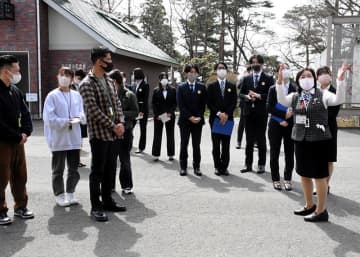 参加者が花巻市内の観光施設や名所などについて学んだ花巻観光協会の新入社員研修会