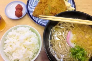 「白ご飯」と「そば」はあり？　※画像はイメージです（photoAC）