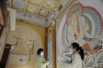 弘法大師(左)や大日如来(右)が色彩豊かに描かれた大日堂の内部=笠間市箱田