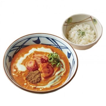 「豆乳仕立ての冷やしトマたまカレーうどん（ひと口ごはん付）」（並 840円／大 980円／得 1120円）　※価格は税込み