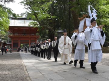 分霊を担いで鹿島神宮を出立する下幡木郷の祭事関係者=鹿嶋市宮中