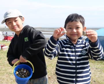 「アサリ、たくさん！」ふなばし三番瀬海浜公園は潮干狩りで賑わい