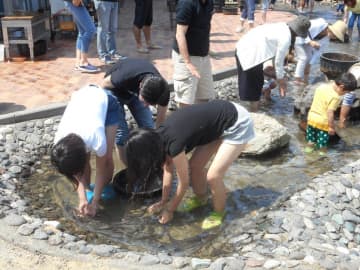 写真：素手でうなぎつかみに挑戦！ 子供たちも大興奮♪