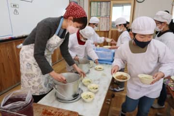 物価高騰の影響でメニュー変更などの対応を迫られている小学校給食の現場（京都市内）