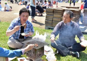 前沢牛まつりで焼き肉を楽しむ来場者＝2018年6月3日