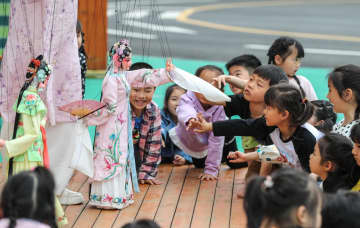 幼稚園で無形文化遺産の人形劇に親しむ　中国江蘇省