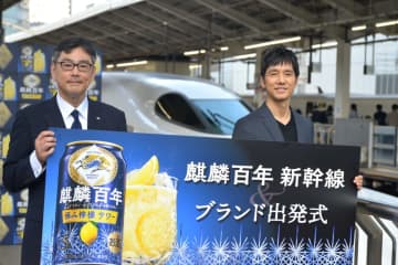 ↑東京駅にて。左はキリンビール執行役員 マーケティング部長の山田雄一さん。右は言わずと知れた、CMに出演している俳優・西島秀俊さん。西島さんの映画初出演作は『居酒屋ゆうれい』で、お酒とも縁の深い役者です