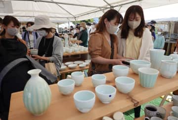 初日から多くの人でにぎわう「笠間の陶炎祭」会場=笠間市の笠間芸術の森公園イベント広場