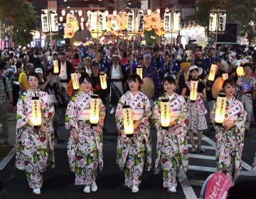 県都の夜を幻想的な明かりで彩った「水戸黄門提灯行列」=2019年8月3日、水戸市南町