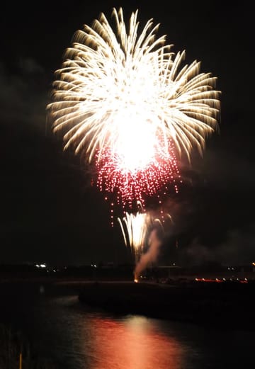 3年ぶりに相模川の夜空を彩った第76回あつぎ鮎まつりの花火＝2022年11月5日、相模川の三川合流点