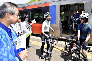 JR水郡線の列車内に自転車をそのまま持ち込み、ホームに降りるサイクリング愛好者ら＝塙町・JR磐城塙駅