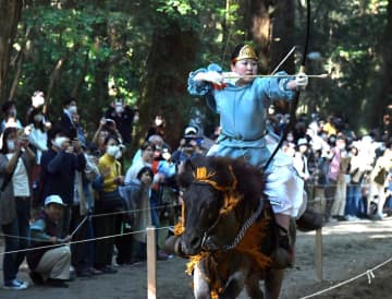 疾走する馬から的を狙う射手＝鹿嶋市宮中の鹿島神宮