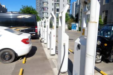 29日、経済観察報は、中国での電気自動車（EV）が予想を超えるスピードで普及していることで、日本の自動車メーカーが「集団覚醒」したと報じた。