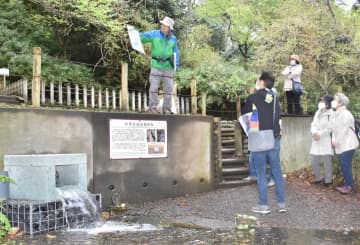 完成した岩樋模型を通じて笠原水道の魅力を紹介する西原昇治さん(中央奥)=水戸市笠原町