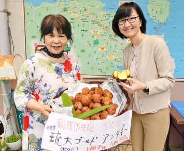 ウコンのサーターアンダギーをPRする「今帰仁の駅そ～れ」の鈴木江美子代表（左）とイーノの中地香苗さん＝4月29日（提供）