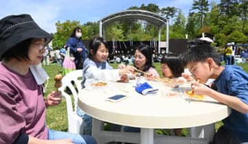 4年ぶりの通常開催で食事を楽しむ家族連れ