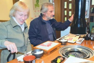 「飛騨牛」の焼き肉を楽しむ海外からの旅行客ら（岐阜県高山市で）