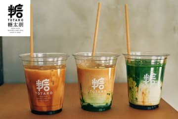 写真左から「カフェラテ」（702円〈※黒糖トッピング＋44円〉）、「珈琲 抹茶」（918円〈※和三盆トッピング＋55円〉）、「抹茶ラテ」（702円〈※黒糖トッピング＋44円〉）