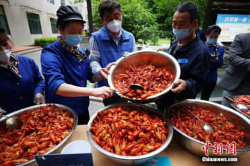 江蘇省南京市にある南京航空航天大学の3つのキャンパスで10日、「卒業シーズンザリガニフェスティバル」が同時開幕された。