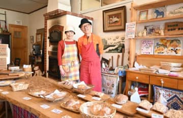 パンを製造販売し、地域に愛される店を守り続けている深沢光さん、修子さん夫妻