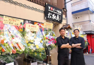 「神戸ビーフ焼肉お加虎」のマネージャー加藤隆行さん(左)と店主の岡本浩二さん。2人とも元阪神タイガースの投手だ＝兵庫県神戸市中央区(提供)