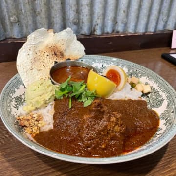 スタンダードチキンカレーと有機ビネガーポークカレーの2種類のカレー　