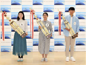 湘南江の島海の女王＆王子に選ばれた加藤さん、小河さん、芳賀さん（右から）