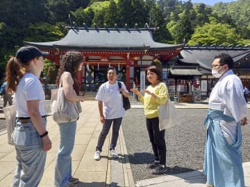 フランス人モニターを対象に行われた実証事業＝16日、伊勢原市の大山阿夫利神社（県観光協会提供）