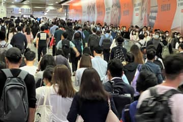 香港の労働市場はまれにみる売り手市場が続いており、とりわけ専門知識やスキルを持つ若者にとって給料の大幅アップや希望の職種に就く絶好の転職チャンスとなっている。写真は香港島の地下鉄駅構内の朝の通勤風景。