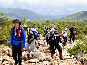 安達太良山の山開きで薫風を受けて山頂を目指す登山者