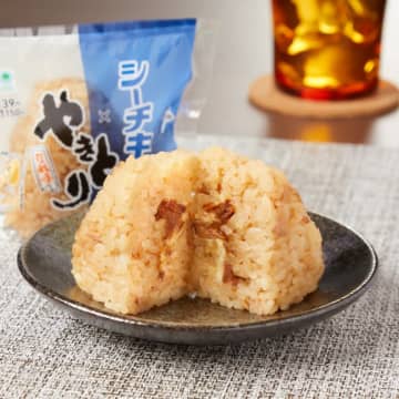 「やきとりシーチキンおむすび（からしマヨ）」（税込 150円）　※消費税は8％計算