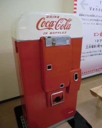 60年代の「ビン入りコカ・コーラ専用自動販売機」（画像提供：わくわく自販機ミュージアム）