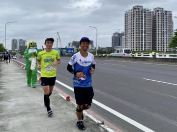 台湾メディアの三立新聞網は25日、東日本大震災の支援への感謝を伝えるために台湾島内を走っている日本人ランナーが、ネットユーザーらの感動を呼んでいると報じた。写真は「台南式」フェイスブックより。