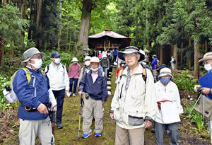 小柴副会長（左）の案内で広瀬観世音を訪れた参加者