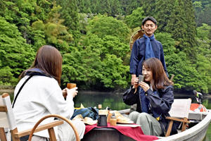 船上でコーヒーを味わう職員ら