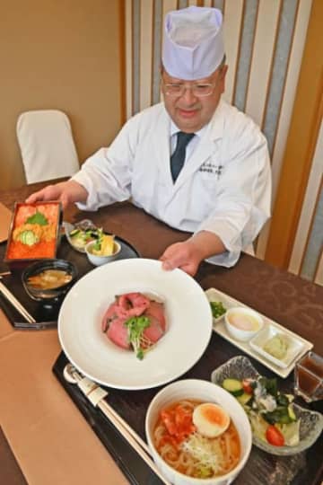 藤井聡太叡王の昼食（右手前）と菅井竜也八段の昼食＝宮古市日立浜町・浄土ケ浜パークホテル