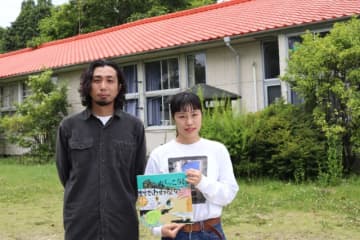 日本絵本賞を受賞したザ・キャビンカンパニーの阿部健太朗さん（左）と吉岡紗希さん＝由布市挾間町のアトリエ前