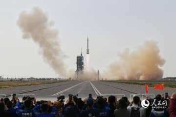 中国の有人宇宙船「神舟16号」を載せたキャリアロケット「長征2号F遥16」が北京時間30日、酒泉衛星発射センターで打ち上げられた。乗組員はコンディションが良好で、打ち上げ任務が無事成功した。